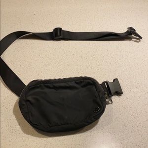 Lululemon Everywhere belt bag